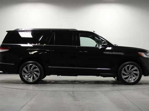Used 2023 Lincoln Navigator L 2WD image 3