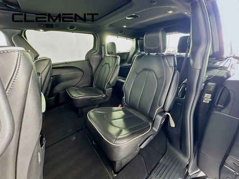 Used 2022 Chrysler Pacifica Limited w/ Uconnect Theater Family Group image 31