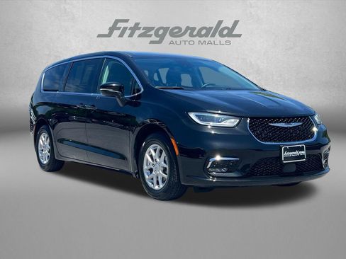 Used 2023 Chrysler Pacifica Touring-L FWD image 1
