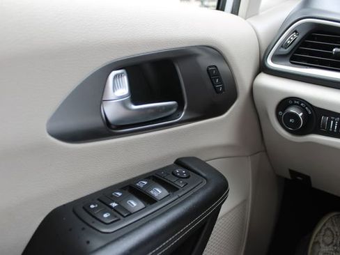 Used 2022 Chrysler Pacifica Touring-L FWD image 16