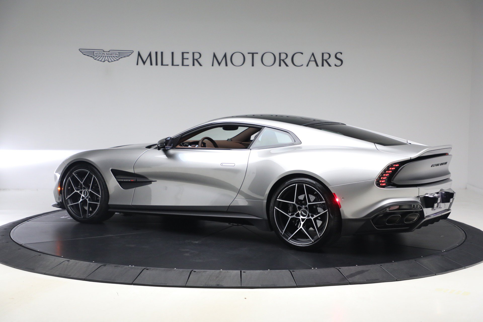 Used 2025 Aston Martin Vanquish RWD image 4