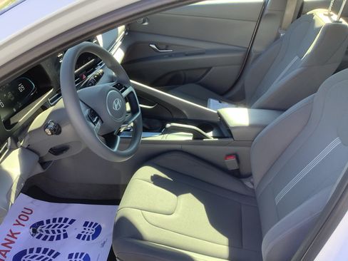 Used 2025 Hyundai Elantra SE FWD image 10