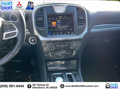 Used 2019 Chrysler 300 Touring w/ Sport Appearance Package image 7