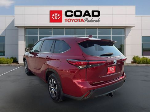 Used 2021 Toyota Highlander XLE AWD/4WD image 3