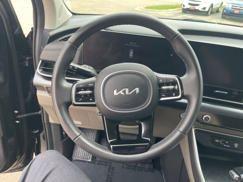 Used 2025 Kia Carnival FWD image 19