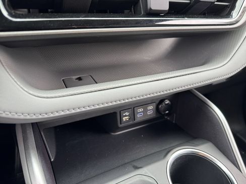 Used 2022 Toyota Highlander XLE AWD/4WD image 24