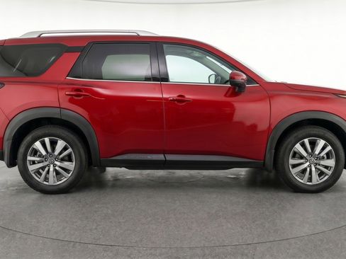 Used 2025 Nissan Pathfinder SV FWD image 11