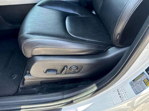Used 2023 Kia Carnival LX FWD image 19