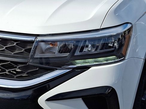 Used 2023 Volkswagen Taos SE w/ Black Wheel Package image 11