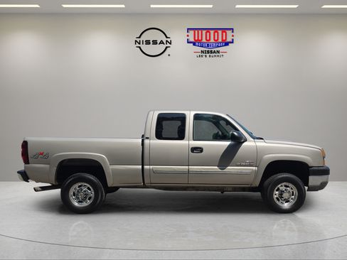Used 2004 Chevrolet Silverado 2500 LT w/ Heavy-Duty Power Package AWD/4WD image 2
