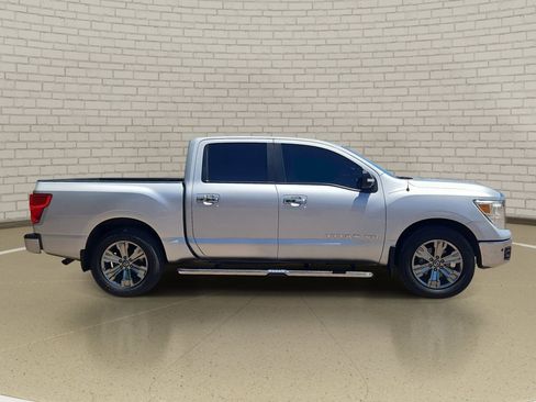 Used 2018 Nissan Titan SV w/ SV Convenience Package RWD image 4