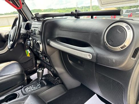 Used 2016 Jeep Wrangler Rubicon w/ Power Convenience Group AWD/4WD image 38