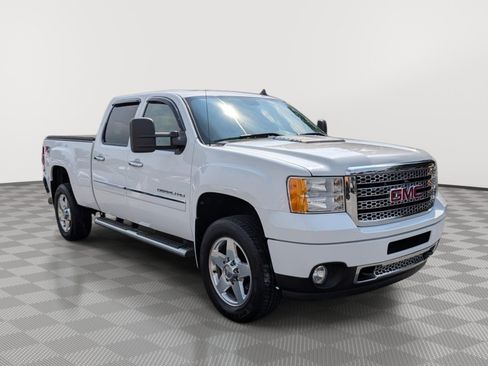 Used 2013 GMC Sierra 2500 Denali w/ Suspension Package, Off-Road AWD/4WD image 7