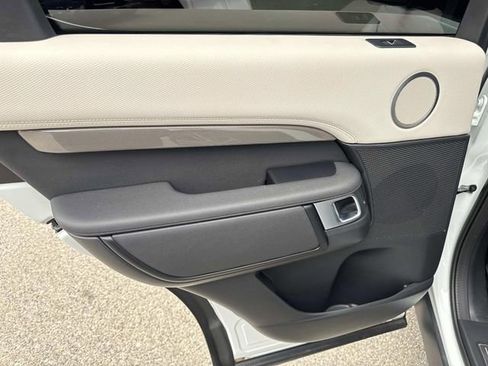 Used 2023 Land Rover Discovery Metropolitan Edition image 26