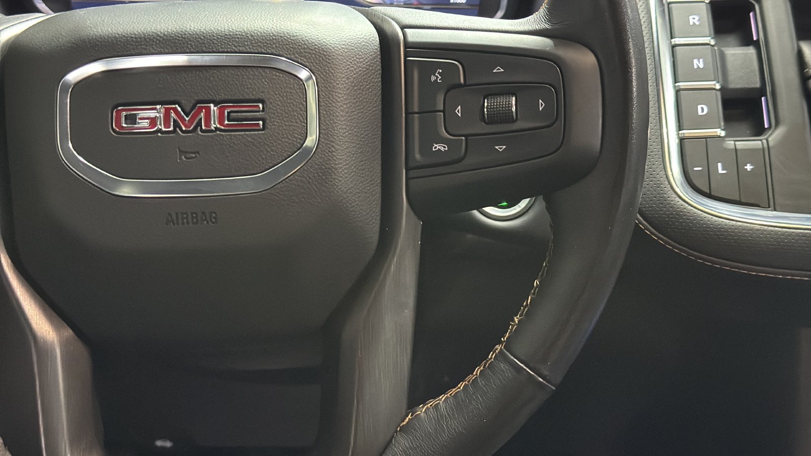 Used 2023 GMC Yukon AT4 w/ Technology Package AWD/4WD image 15