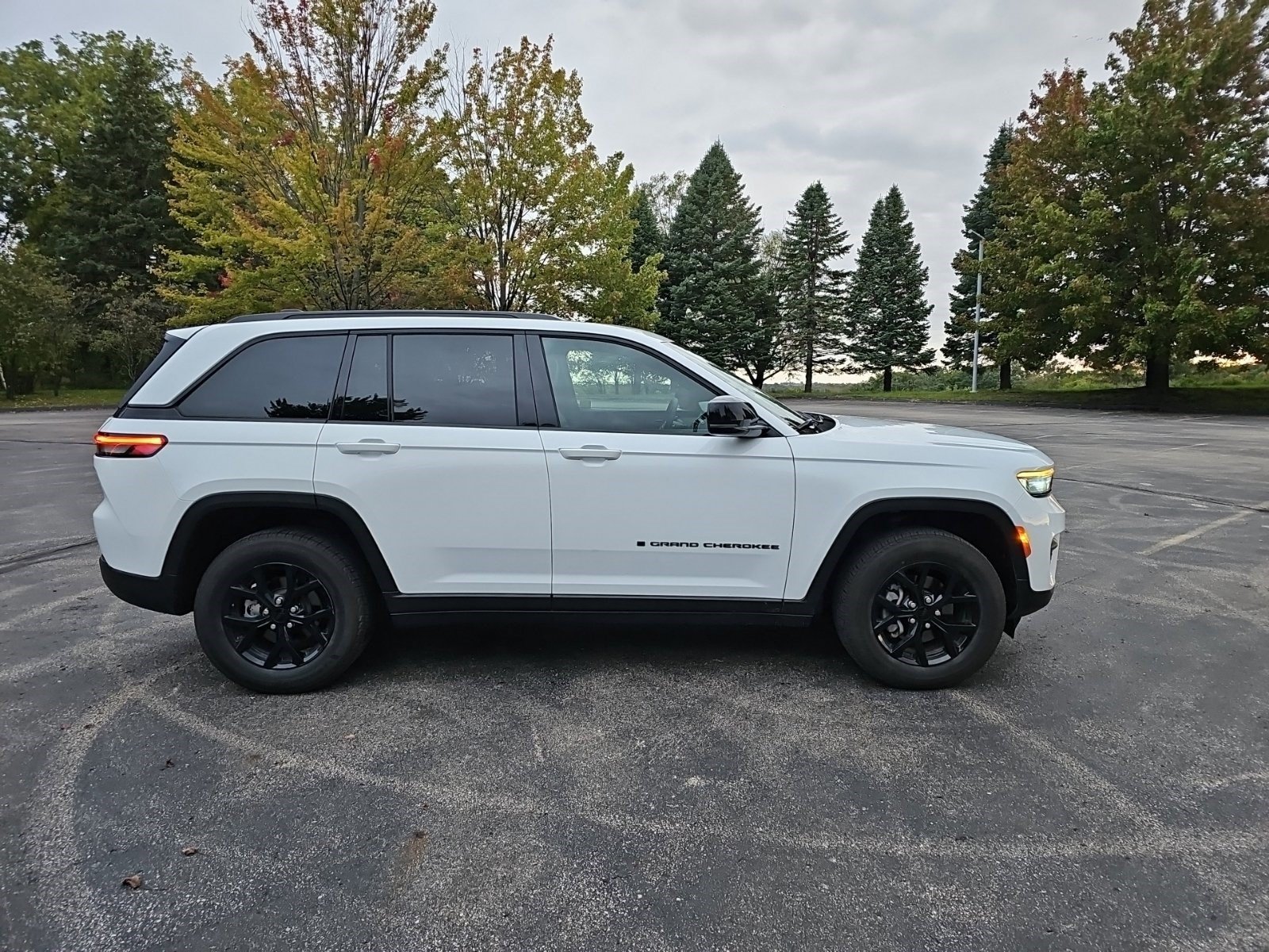 Used 2025 Jeep Grand Cherokee Altitude AWD/4WD image 5