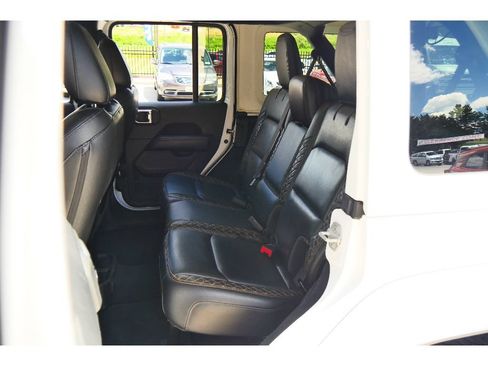 Used 2022 Jeep Wrangler Unlimited Sahara AWD/4WD image 17