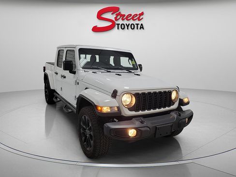 Used 2024 Jeep Gladiator Sport AWD/4WD image 5