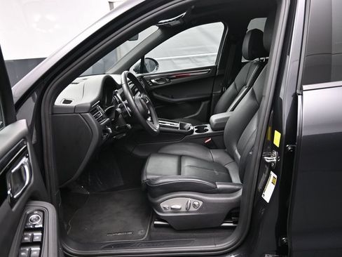 Certified 2025 Porsche Macan AWD/4WD image 6