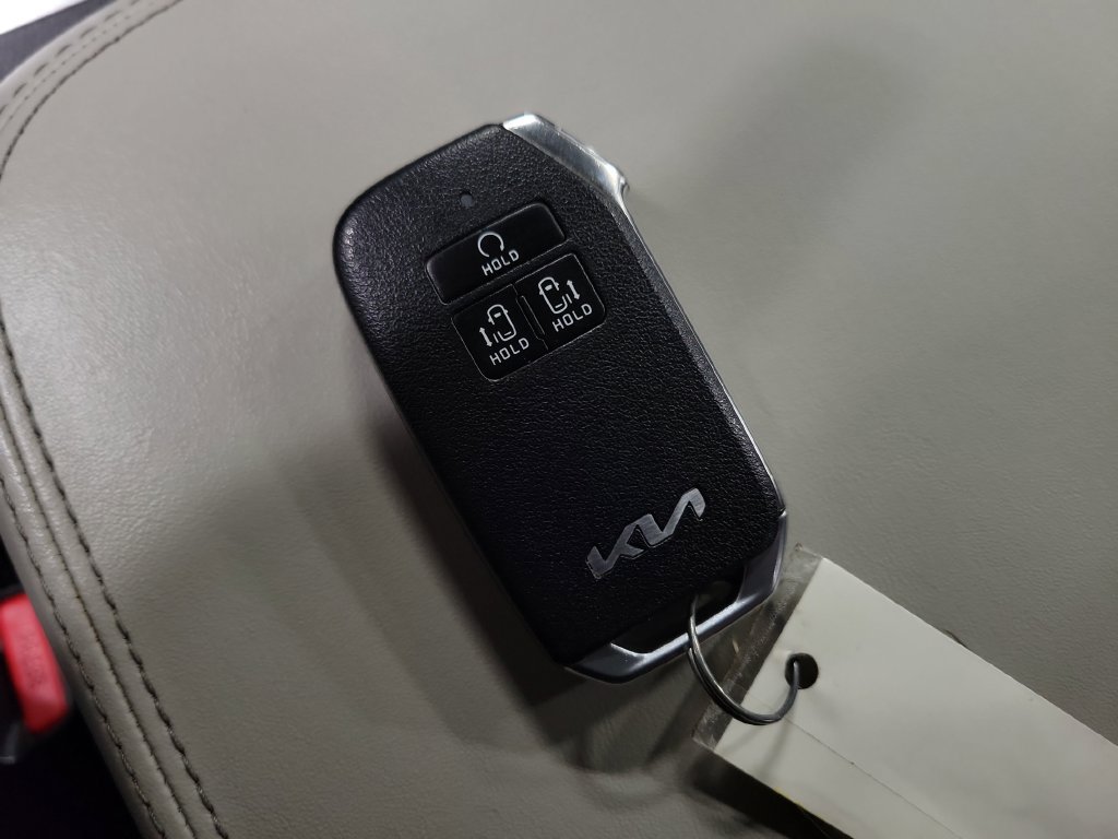 Used 2023 Kia Carnival LX FWD image 21