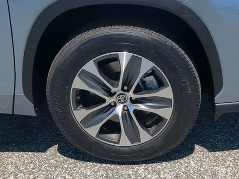 Used 2023 Toyota Highlander XLE image 11