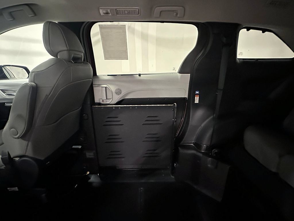 Used 2026 Toyota Sienna XLE FWD image 15
