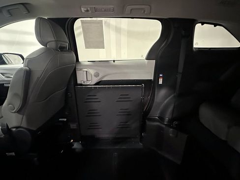 Used 2026 Toyota Sienna XLE FWD image 15
