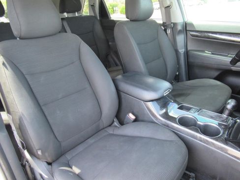 Used 2014 Kia Sorento LX AWD/4WD image 9