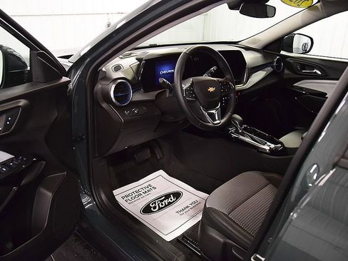 Used 2025 Chevrolet Trax LT w/ Driver Confidence Package FWD image 16