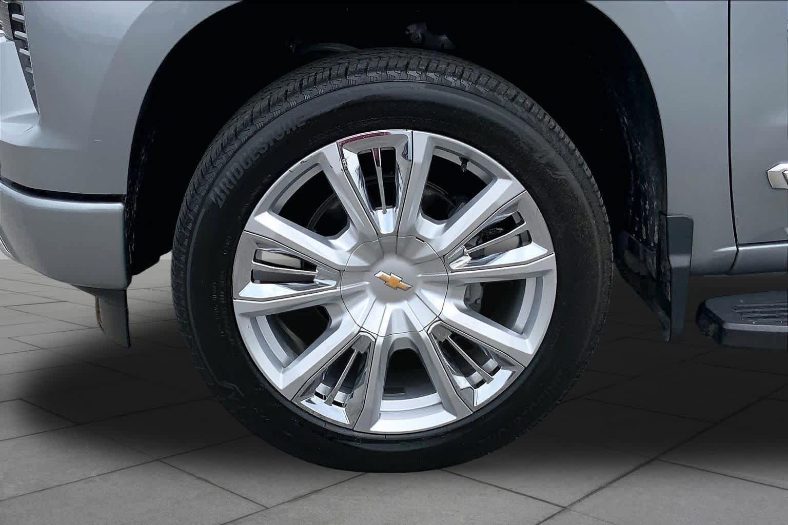Used 2023 Chevrolet Silverado 1500 High Country w/ High Country Premium Package AWD/4WD image 18