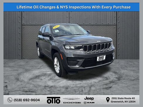 Used 2023 Jeep Grand Cherokee Laredo AWD/4WD image 1