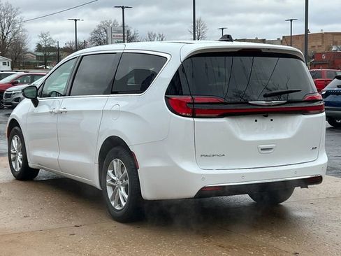 New 2026 Chrysler Pacifica Select image 9