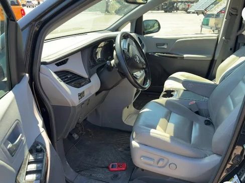 Used 2018 Toyota Sienna XLE w/ XLE Navigation Package image 2