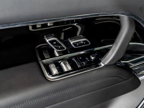 Used 2024 Land Rover Range Rover Long Wheelbase Autobiography image 43