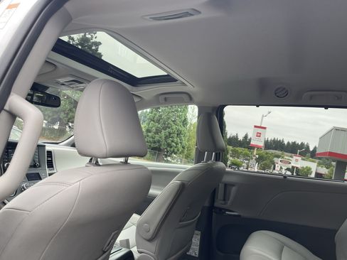 Certified 2020 Toyota Sienna XLE FWD image 14