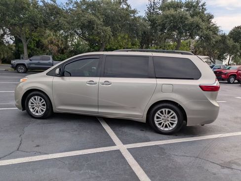 Used 2017 Toyota Sienna XLE Premium FWD image 6