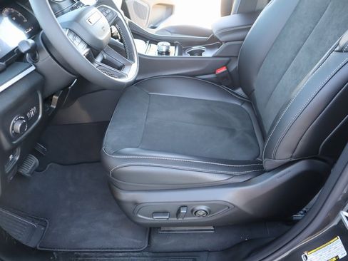 New 2025 Jeep Grand Cherokee Altitude image 11