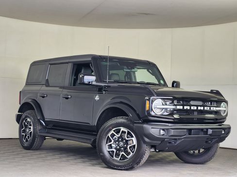 New 2026 Ford Bronco Outer Banks AWD/4WD image 1