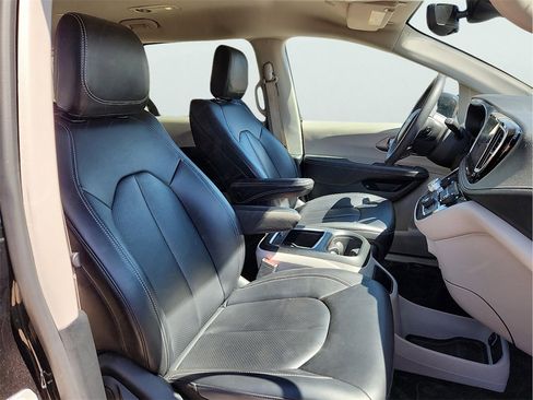 Used 2024 Chrysler Pacifica Select image 20