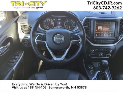 Used 2018 Jeep Cherokee Trailhawk w/ Cold Weather Group image 17