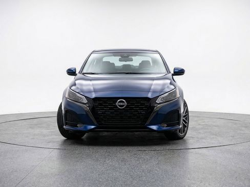 Used 2025 Nissan Altima 2.5 SV FWD image 2