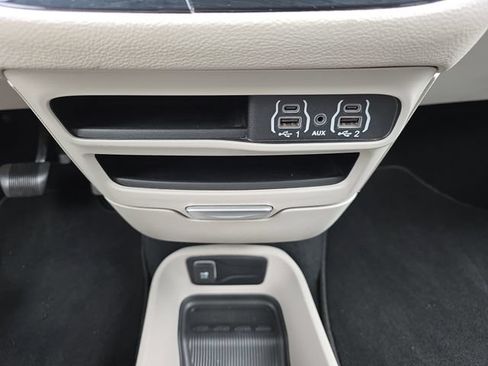 Used 2024 Chrysler Pacifica Limited FWD image 27