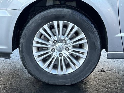 Used 2015 Chrysler Town & Country Touring-L w/ Driver Convenience Group image 9