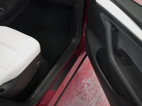 Used 2025 Tesla Model Y Long Range image 17