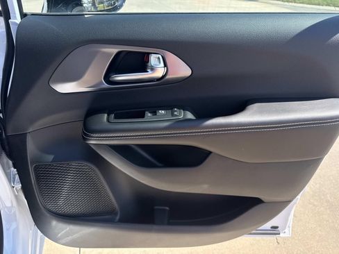 New 2026 Chrysler Pacifica Select FWD image 13