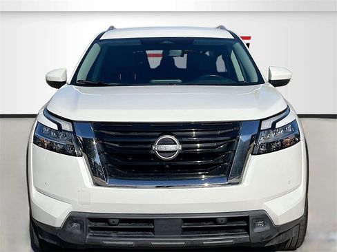 Used 2023 Nissan Pathfinder SL image 2