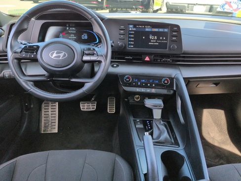 Used 2025 Hyundai Elantra Sport image 13