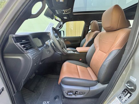Used 2025 Lexus GX 550 w/ Accessory Package (2T) AWD/4WD image 9