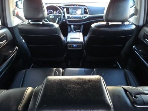Used 2019 Toyota Highlander Limited w/ Carpet Mat Package (TMS) image 17