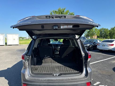 Used 2019 Toyota Highlander SE AWD/4WD image 10
